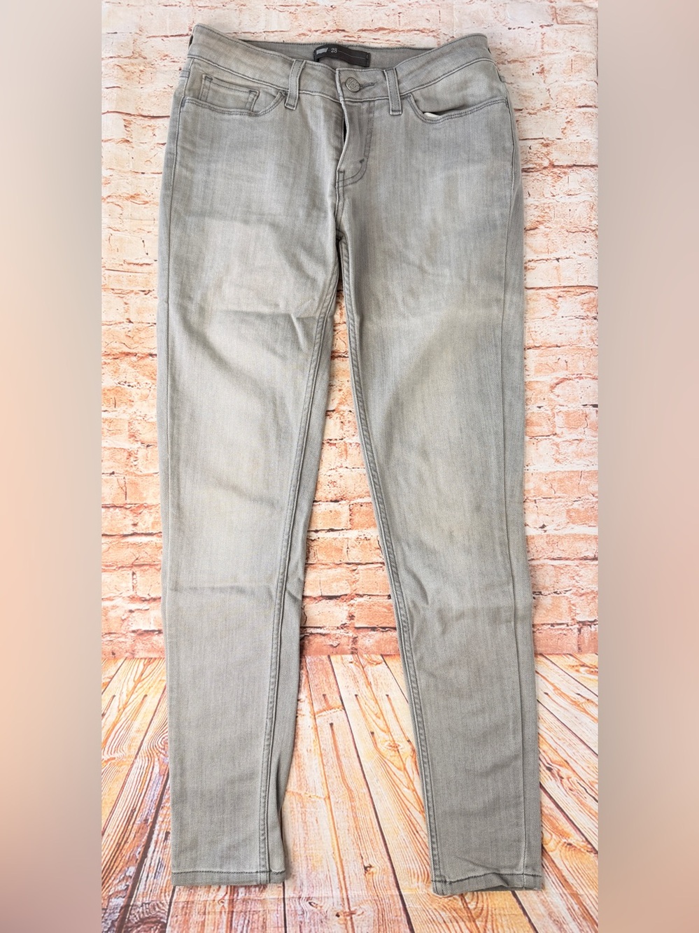 Levi's Women's Skinny Jeans in Light Gray